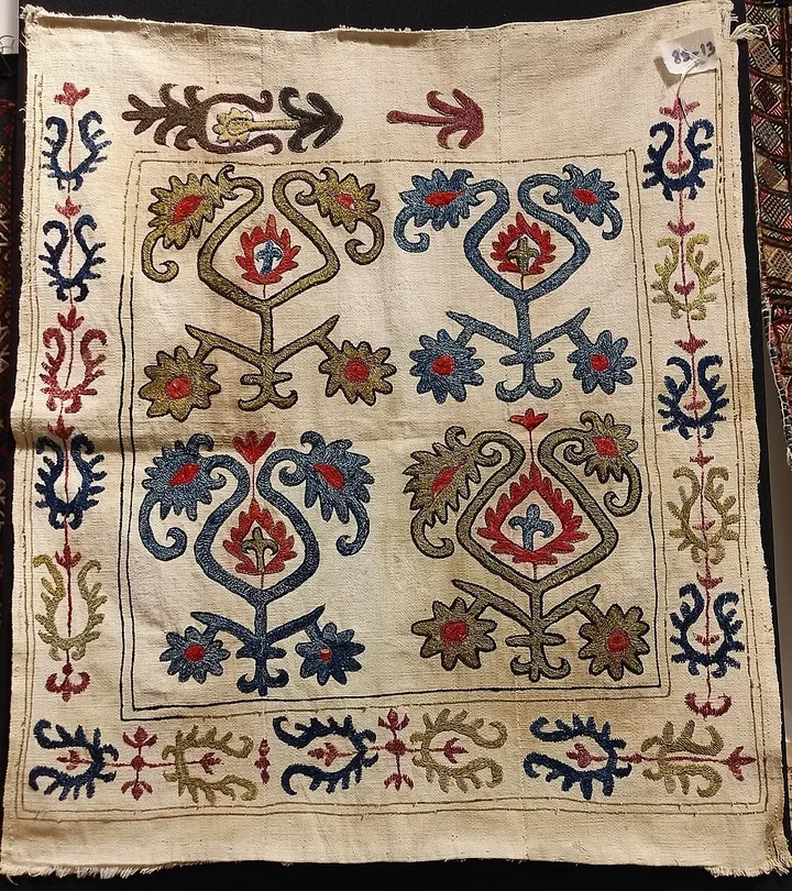 Détail coloré des motifs d’un tapis ancien