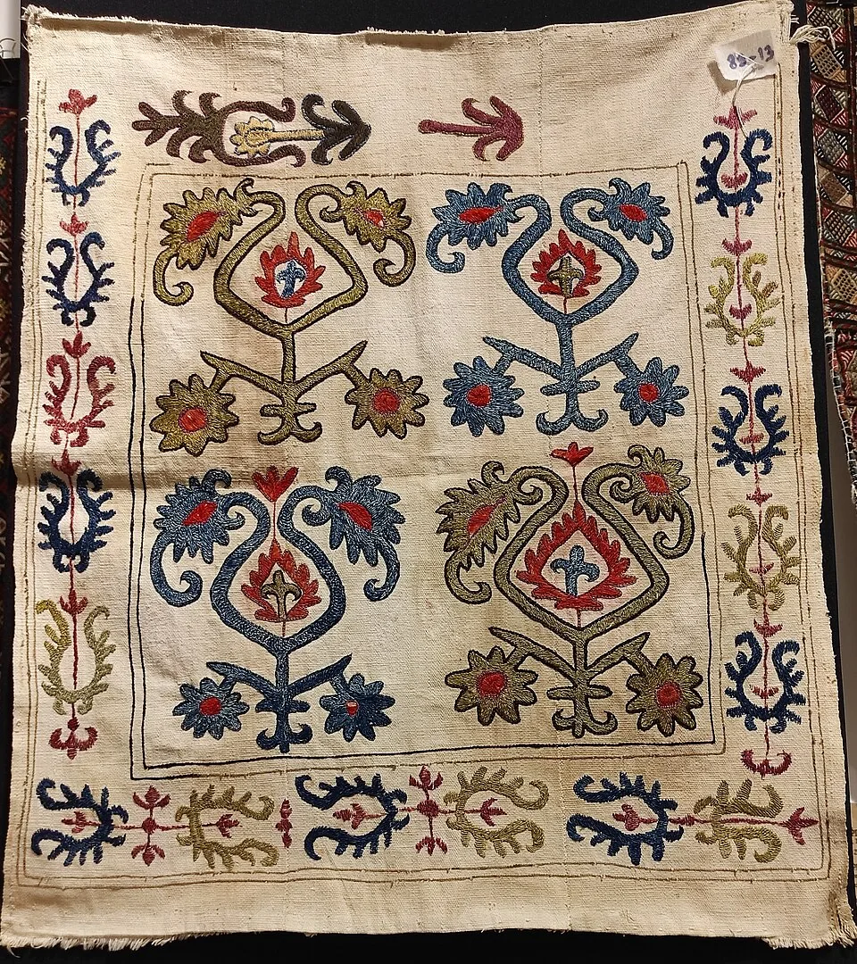 Broderie ancienne représentant plusieurs arbres de vie colorés