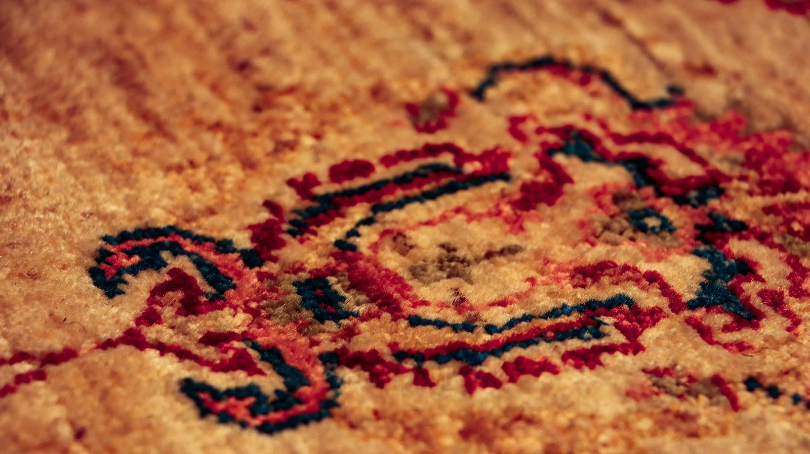 Comparaison d’un tapis ancien démaillé avec sa trame et ses fils apparents