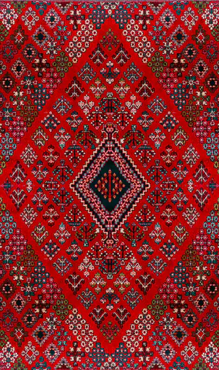 Tapis rouge composé de motifs géométriques colorés