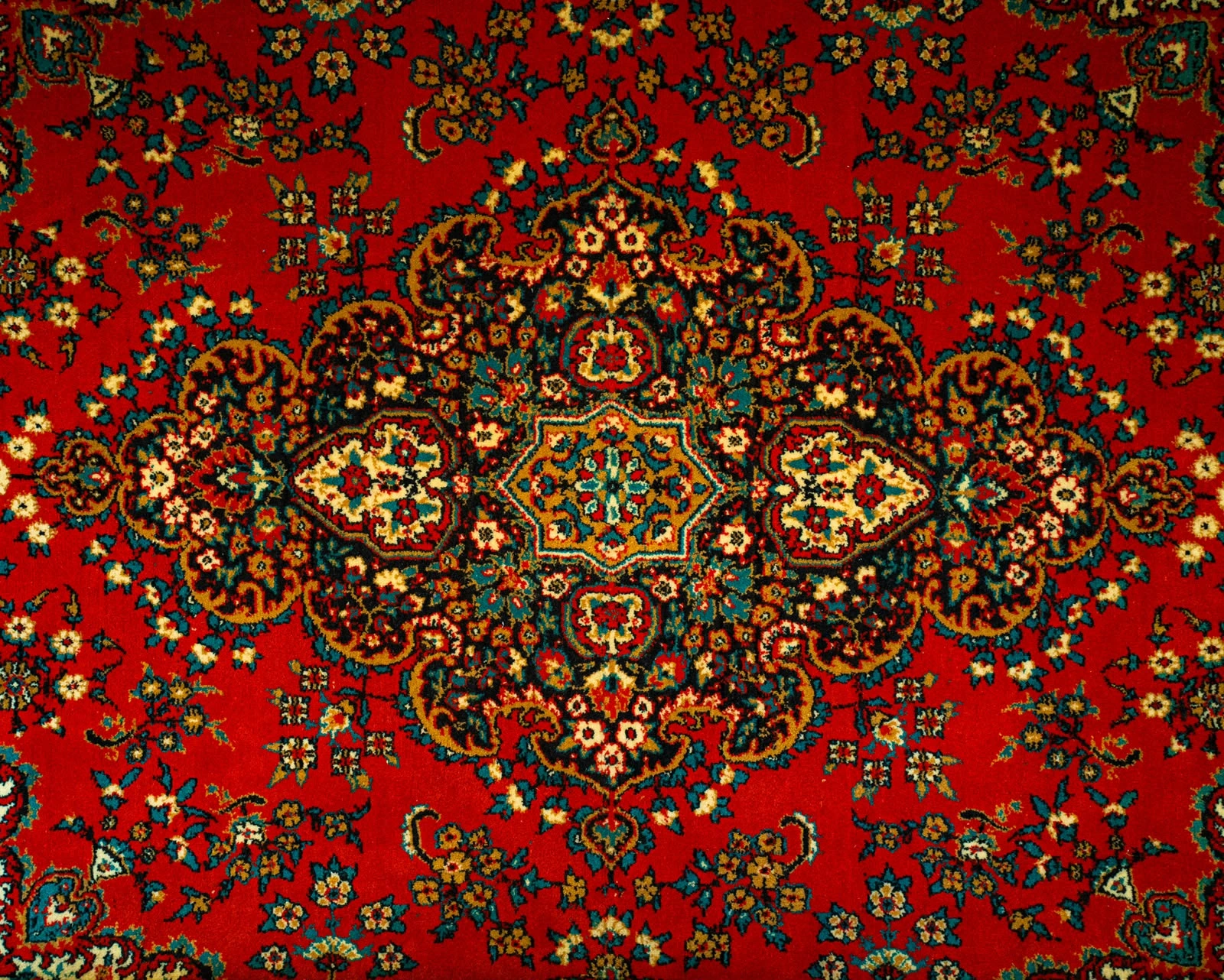 Tapis persan rouge orné d’un médaillon et de motifs floraux